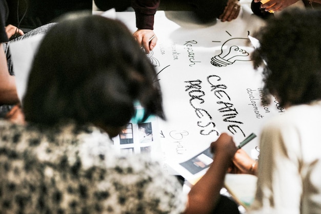 Foto geschäftsleute brainstorming-management-prozess auf papier