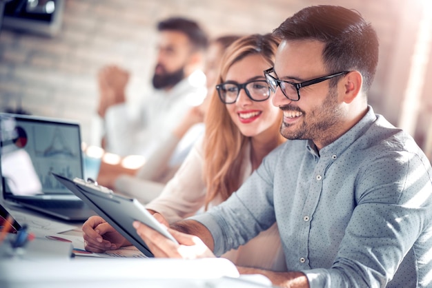 Geschäftsleute, die als Team im Büro arbeiten