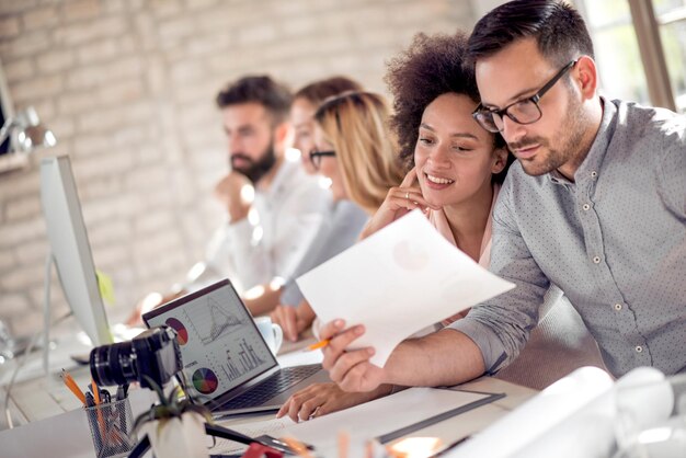 Geschäftsleute, die als Team im Büro arbeiten