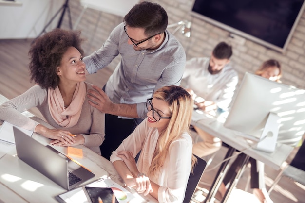 Geschäftsleute, die als Team im Büro arbeiten