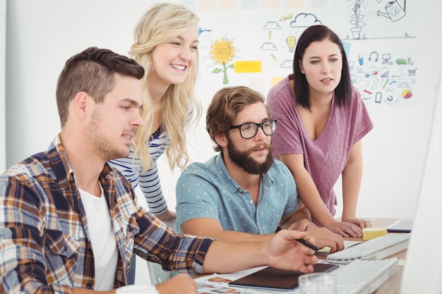 Foto geschäftsleute, die am computertisch arbeiten