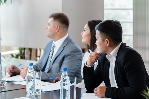 Geschäftsleute, die am Konferenztisch zusammenarbeiten