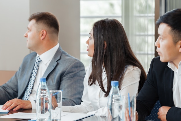 Geschäftsleute, die am Konferenztische zusammenarbeiten