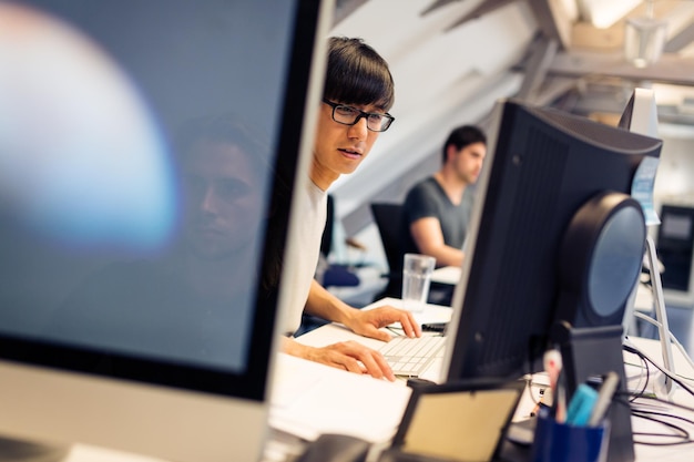 Geschäftsleute, die am Schreibtisch im Büro arbeiten