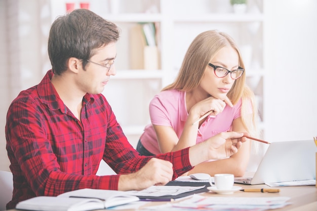 Geschäftsleute, die an Geschäftsprojekten arbeiten