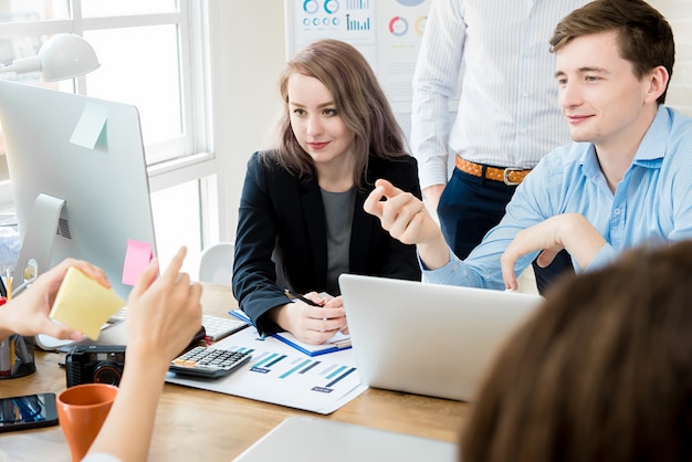 Geschäftsleute, die Arbeit im Büro besprechen