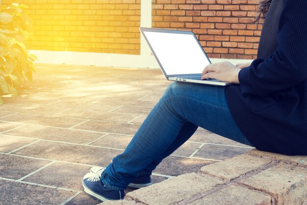 Geschäftsleute, die auf Laptop mit leerem Bildschirm am Park schreiben