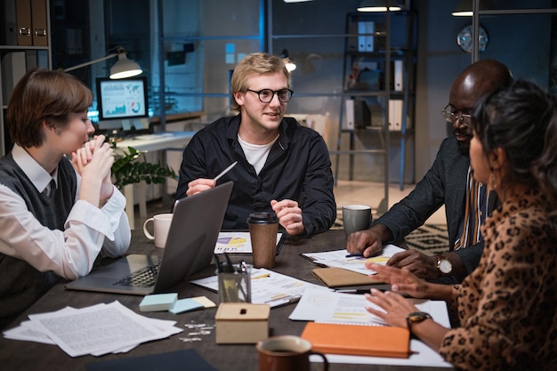 Geschäftsleute, die bis in die Nacht im Büro arbeiten