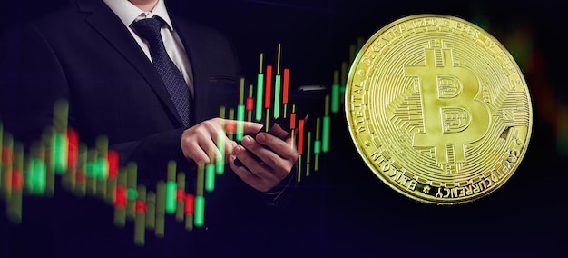 Geschäftsleute, die Bitcoin halten Gold-Bitcoins mit Candle-Stick-Diagramm und digitalem Hintergrund