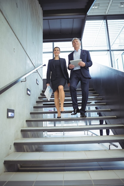 Geschäftsleute, die die Treppe hinuntersteigen