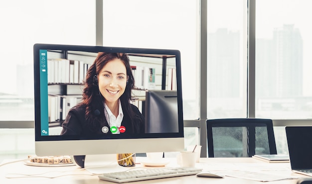 Geschäftsleute, die ein Meeting online haben