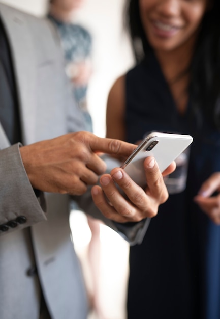 Geschäftsleute, die ein Mobiltelefon benutzen