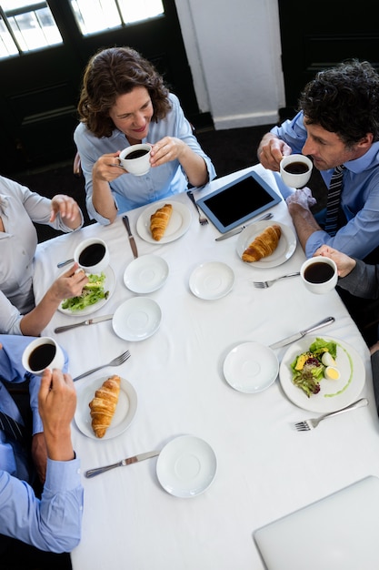 Geschäftsleute, die eine Sitzung im Restaurant haben