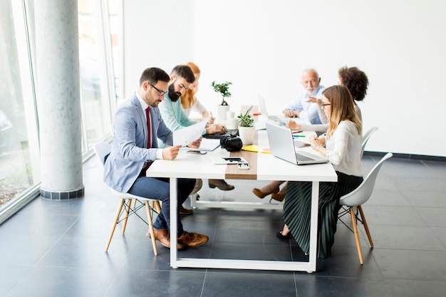 Geschäftsleute, die eine Strategie besprechen und im Büro zusammenarbeiten