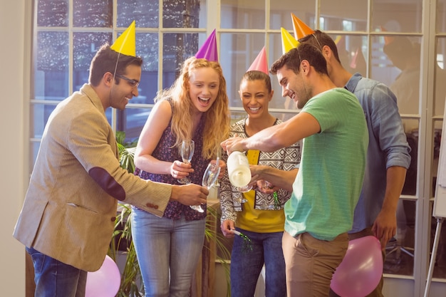 Geschäftsleute, die einen Geburtstag feiern