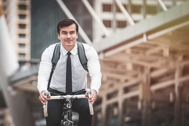 Foto geschäftsleute, die fahrrad fahren