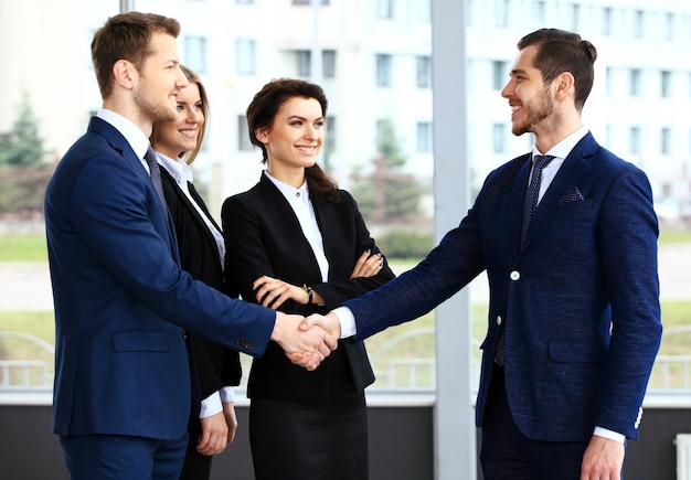 Geschäftsleute, die Hände schütteln, ein Meeting beenden