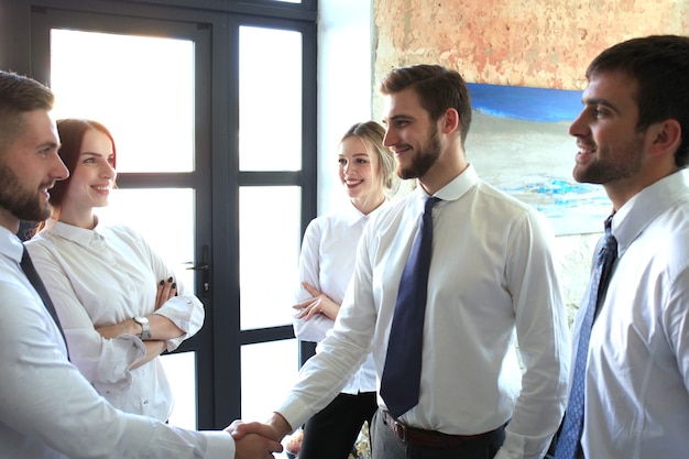 Geschäftsleute, die Hände schütteln, ein Meeting beenden.