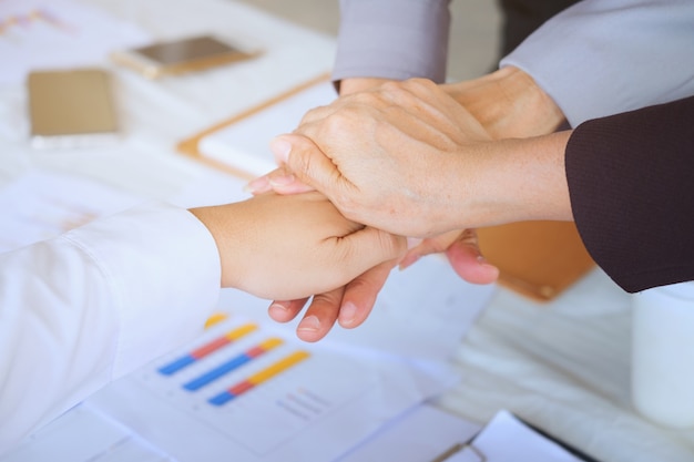 Geschäftsleute, die Handshake machen