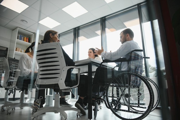 Geschäftsleute, die im Büro an einem Projekt arbeiten