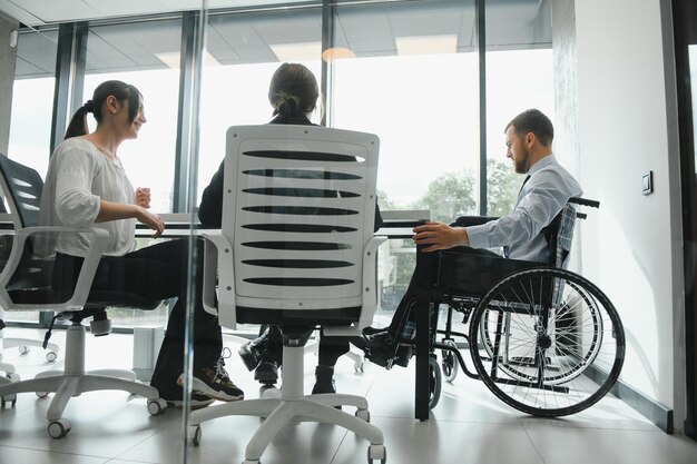 Geschäftsleute, die im Büro an einem Projekt arbeiten