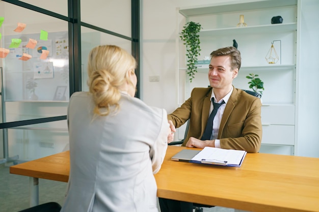 Geschäftsleute, die im Büro arbeiten Teamwork Erfolgsversammlung Arbeitsplatzkonzept