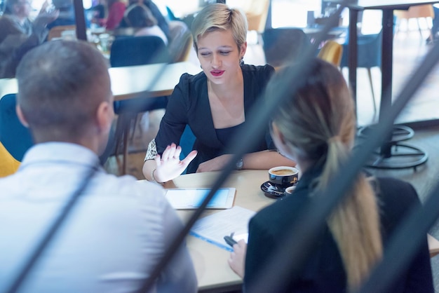 Foto geschäftsleute, die im büro arbeiten