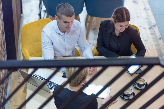 Geschäftsleute, die im Büro arbeiten