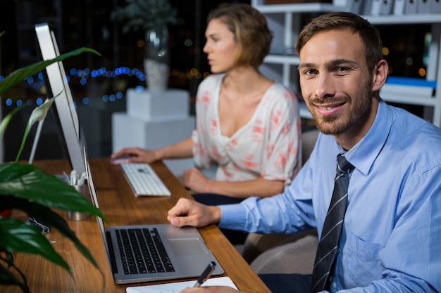 Geschäftsleute, die im Büro arbeiten