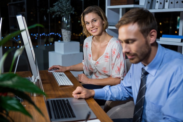 Geschäftsleute, die im Büro arbeiten