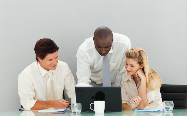 Geschäftsleute, die im Büro arbeiten