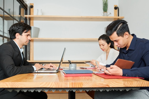 Geschäftsleute, die im Büro arbeiten