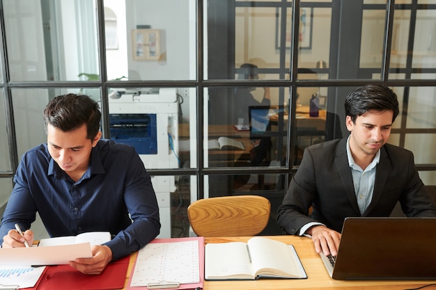 Geschäftsleute, die im Büro arbeiten