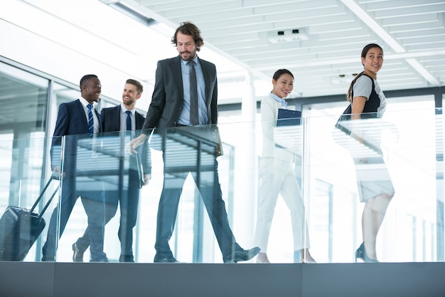 Geschäftsleute, die im Büro gehen