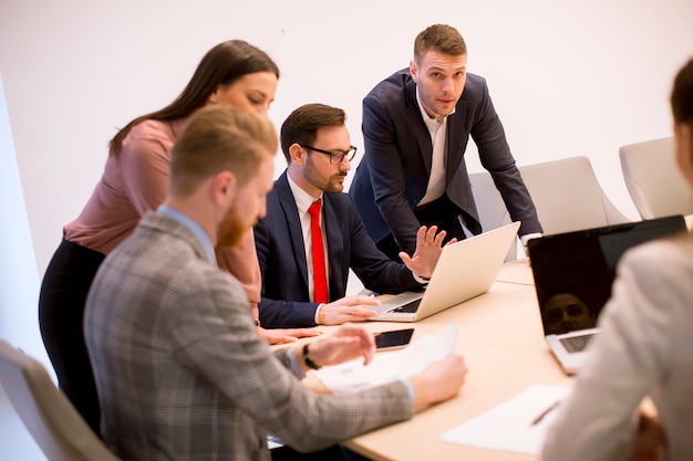 Geschäftsleute, die im Büro während der Konferenz brainstorming sind