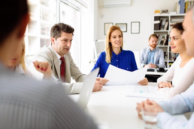 Geschäftsleute, die im Büro zusammenarbeiten