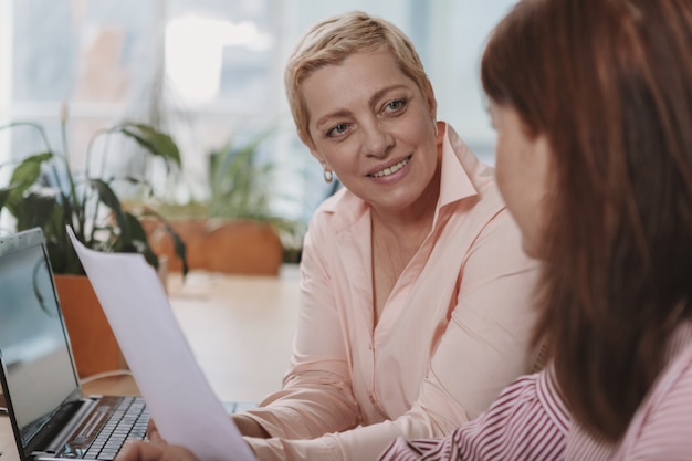 Geschäftsleute, die im Büro zusammenarbeiten