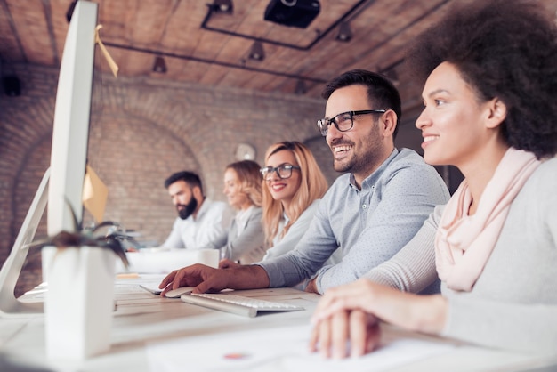 Geschäftsleute, die im Büro zusammenarbeiten