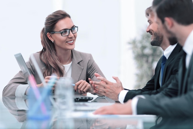 Geschäftsleute, die im modernen Büro am Tisch arbeiten