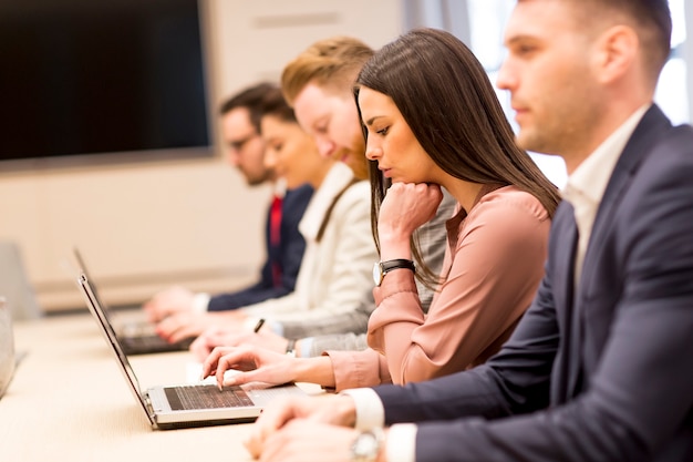 Geschäftsleute, die im modernen Büro arbeiten