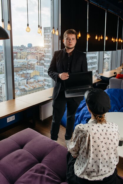 Geschäftsleute, die im modernen Büro mit Panoramafenstern arbeiten