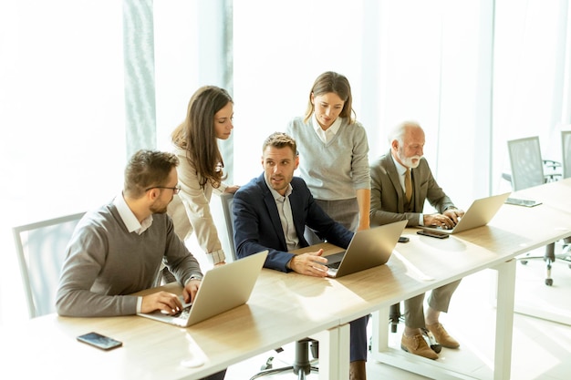 Geschäftsleute, die im Team im Büro arbeiten