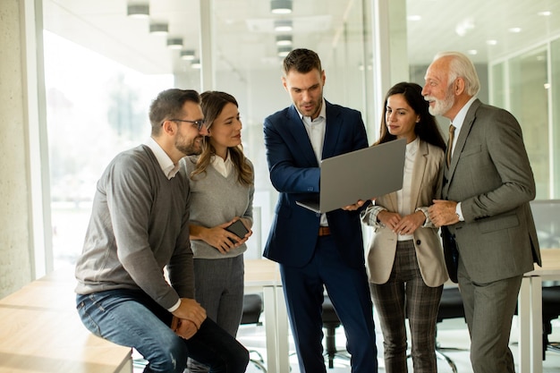 Geschäftsleute, die im Team im Büro arbeiten