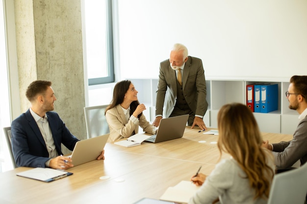 Geschäftsleute, die im Team im Büro arbeiten