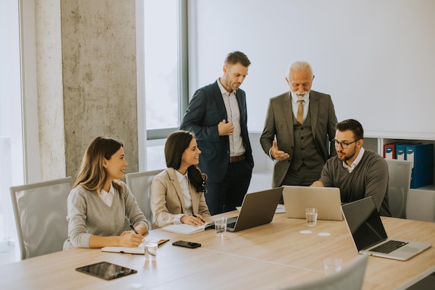 Geschäftsleute, die im Team im Büro arbeiten