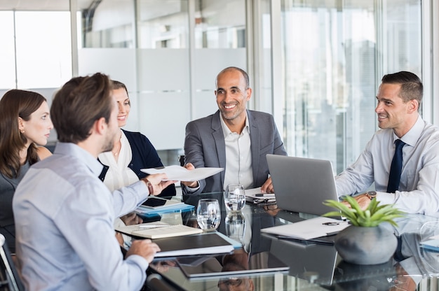 Geschäftsleute, die in Besprechungen arbeiten