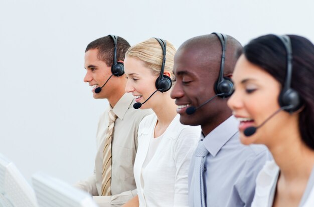 Foto geschäftsleute, die in einem call-center arbeiten