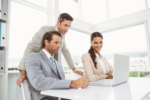 Geschäftsleute, die Laptop im Büro verwenden