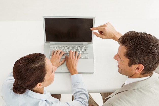 Geschäftsleute, die Laptop im Büro verwenden