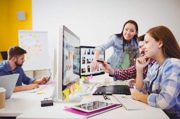 Geschäftsleute, die mit Computern arbeiten